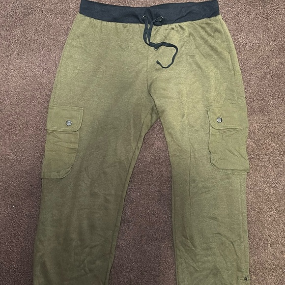 Green joggers with cargo pockets - Picture 1 of 3